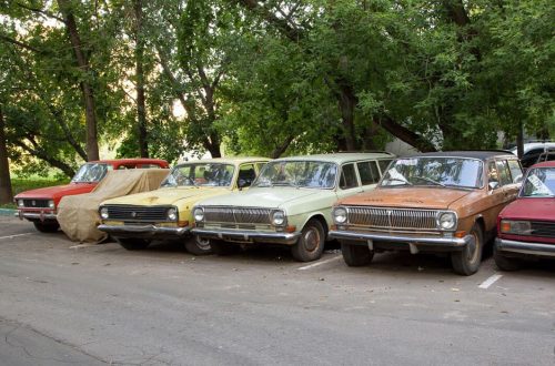 старые автомобили во дворе